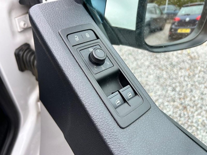 VOLKSWAGEN TRANSPORTER SHUTTLE